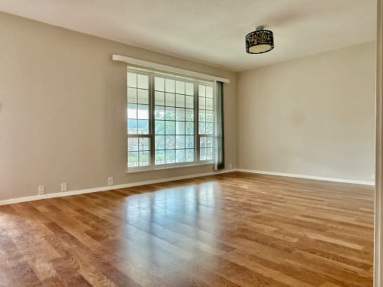 Building Photo - 2101 Fountain View Dr