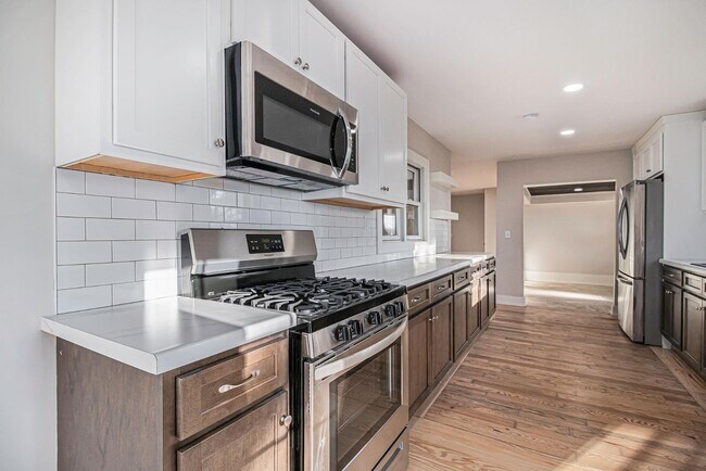 Building Photo - 4585 E Shore Dr