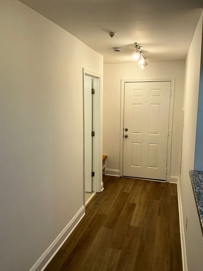Building Photo - Beautiful 3BR 2BA condo located in the Dec...