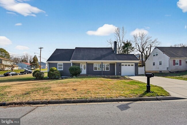 Building Photo - 2403 Kingsway Rd