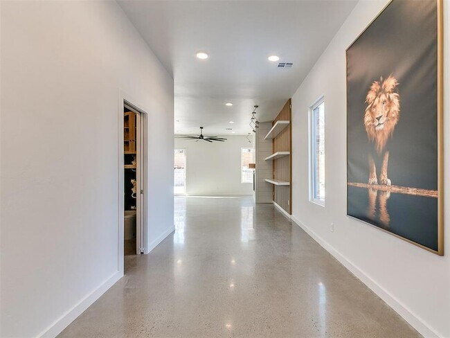 Building Photo - 605 N Idaho Ave