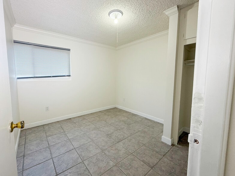 Bedroom - 1722 E Victoria Ave