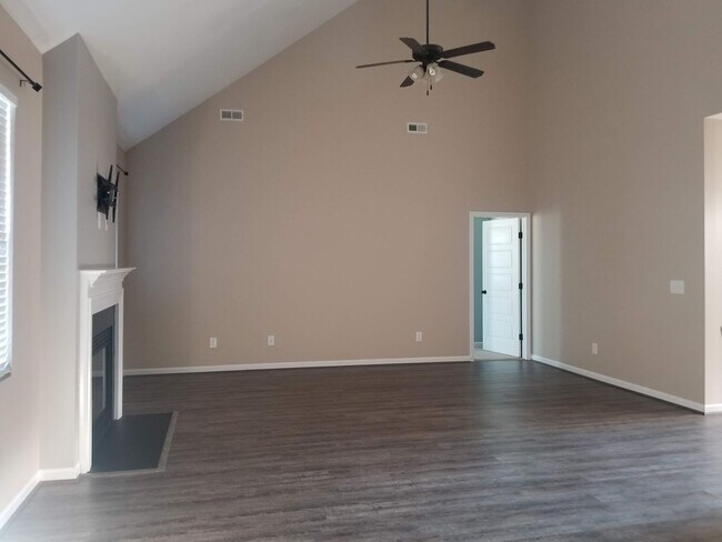 Building Photo - Large 4 Bedroom Home in Towne Pointe! Showings Coming Soon!!!