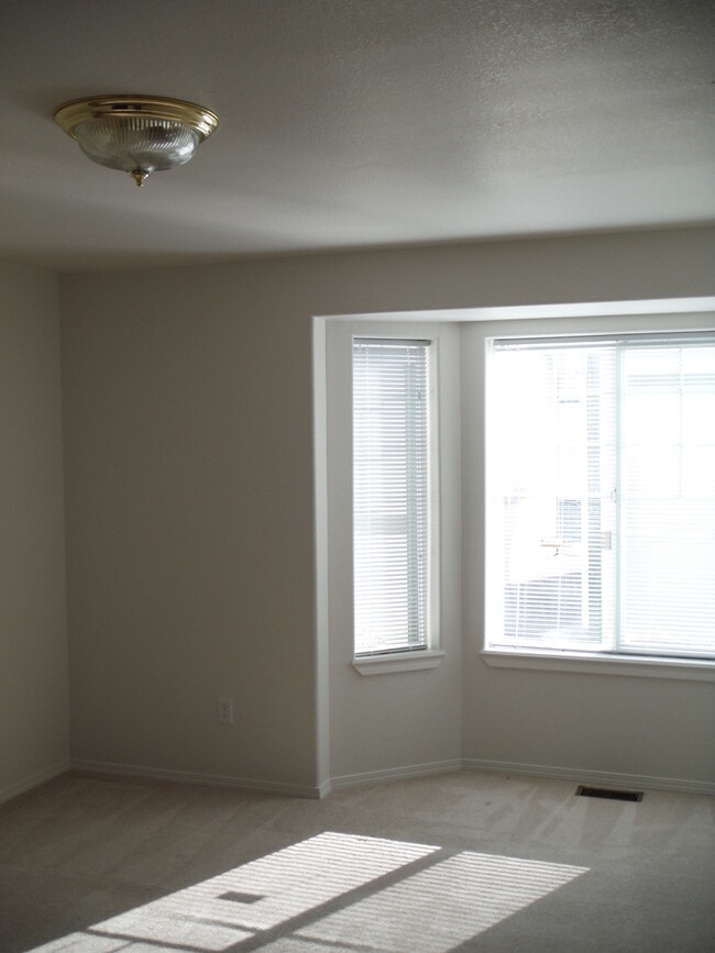 Building Photo - Lovely 3 Bedroom Apartment- Close to Schoo...