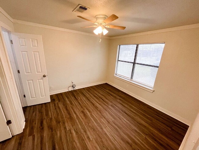 Building Photo - Adorable, Renovated 3/1 House with a Large Metal Shop