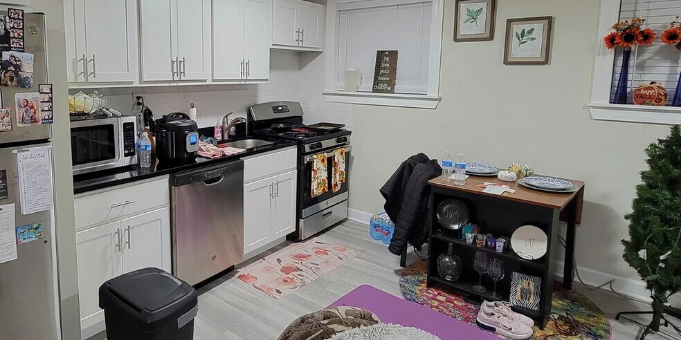 Building Photo - 727 W Roscoe St