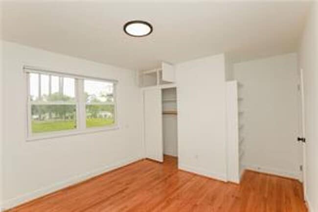 Building Photo - 4 BED/3 BATH LOCATED IN A WATERFRONT COMMUNITY!