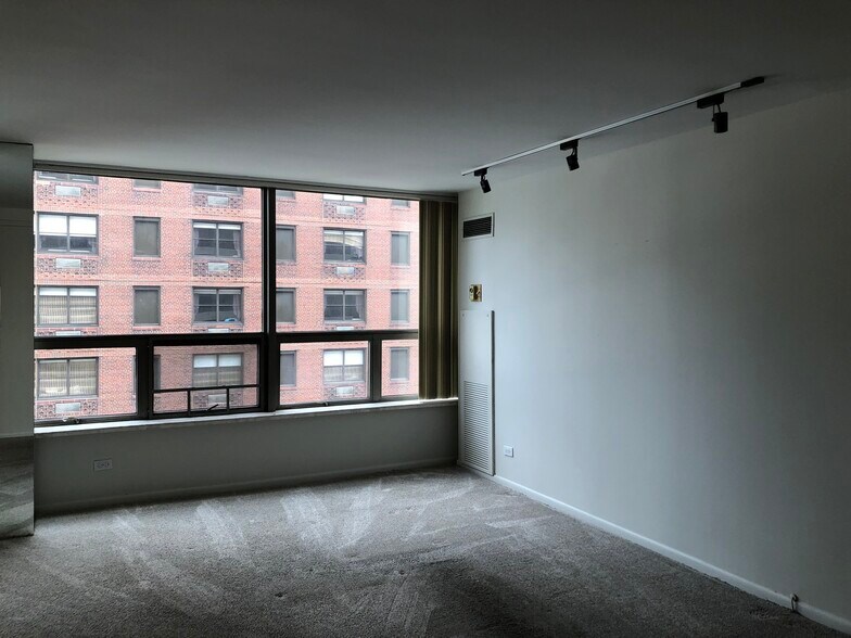 Building Photo - 110 E Delaware Pl