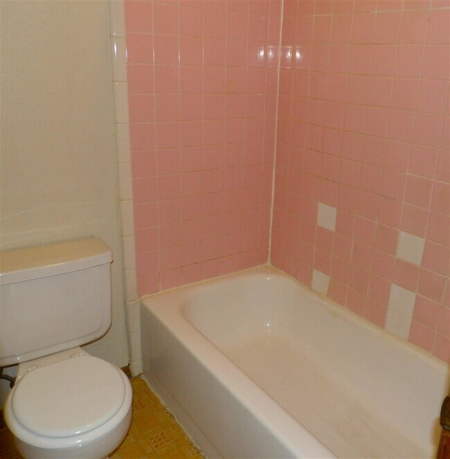 Building Photo - 813 SW Chaucer Dr