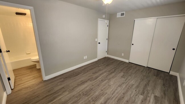 Building Photo - 2 Bedroom in the El Tovar Condominiums Nea...