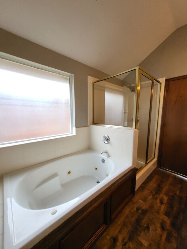 Building Photo - (3) Bed/(2) Bath + Study/Office in NW Norman! Storm Shelter! Neighborhood Pool!