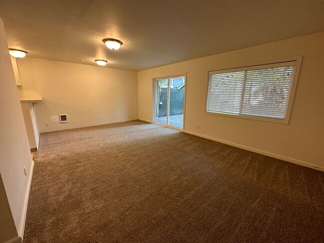 Building Photo - South Tabor 3 Bedroom 1.5 Bath Duplex Unit...