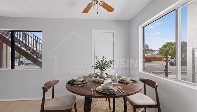 Building Photo - Spacious 2-Bedroom Unit Near Kirtland Air Force Base