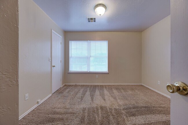 Building Photo - Gorgeous 3 bed 2 bath in Norman!