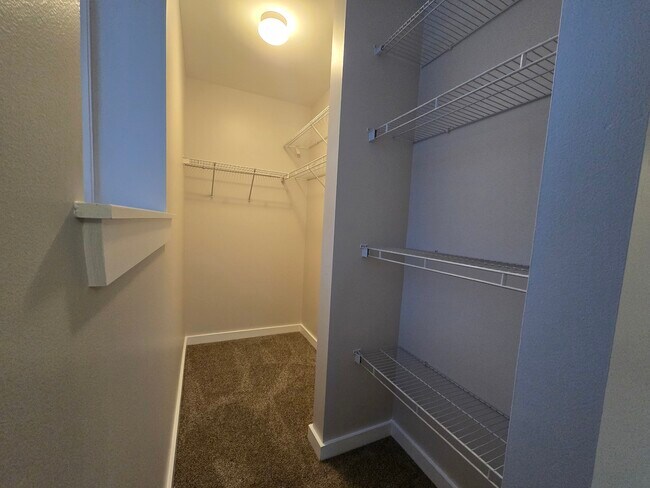 Building Photo - 1752 W Maypole Ave