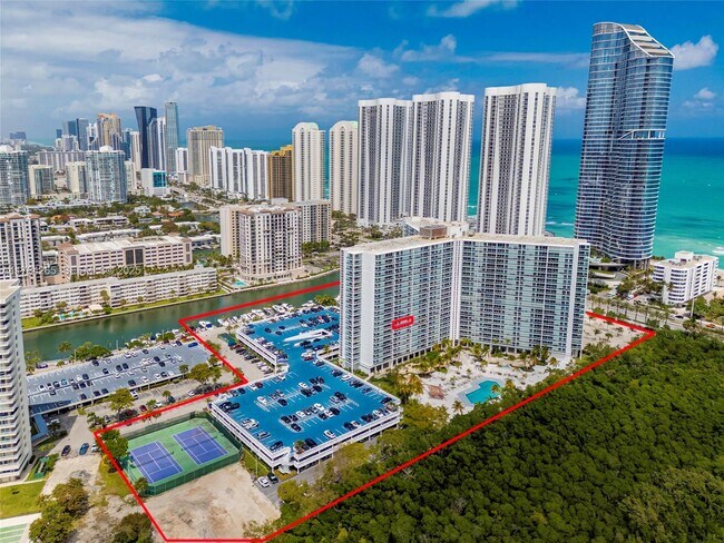 Building Photo - 100 Bayview Dr