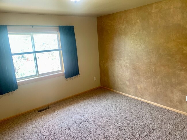 Building Photo - 2 Bedroom 1.5 Bathroom located in the Heights!