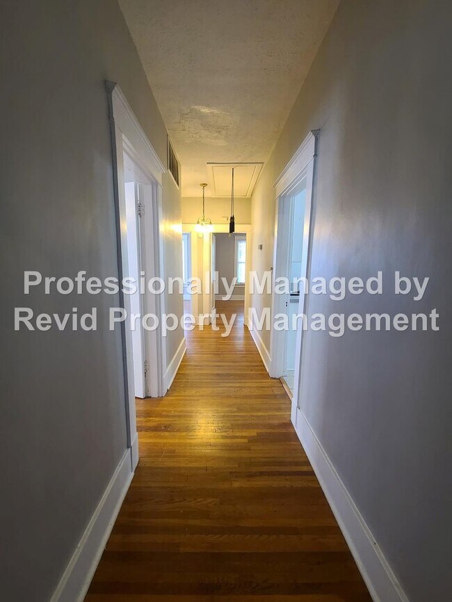 Building Photo - Large upstairs apartment in Midtown!