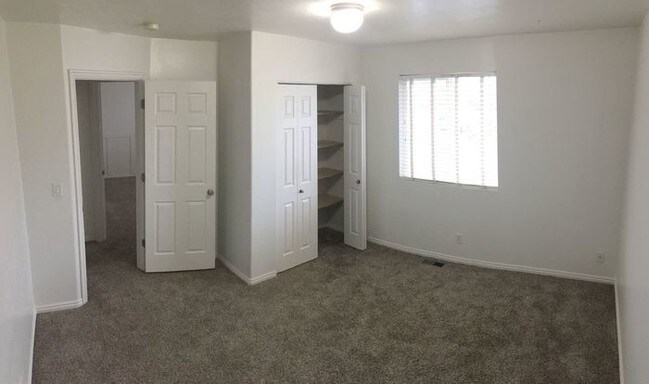 Building Photo - Large 4 Bed Townhome