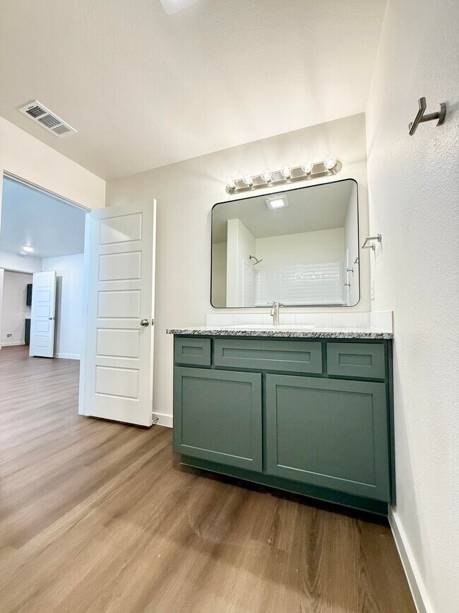 Building Photo - 2130 Langford Ave