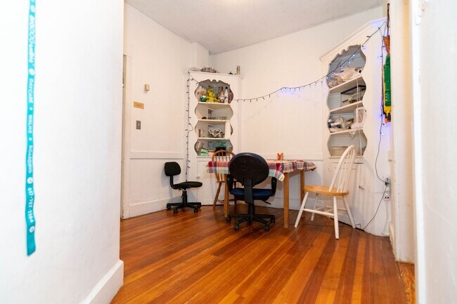 Building Photo - Modern Brookline 3bed / 1bath apartment on Saint Paul St near Boston University