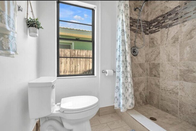 Building Photo - 528 N Palmway