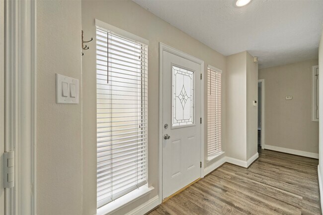 Building Photo - 119 Wood Hollow Dr