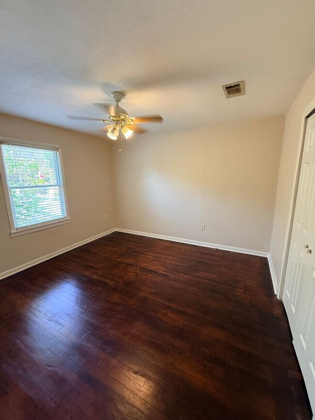 Building Photo - 2 BR/1BA | Bungalow with a bonus room  | Spacious backyard!