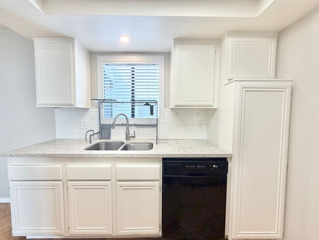 Building Photo - AVAILABLE NOW!! 3 Bedroom 2 Bathroom Condo in Palm Springs! MOVE IN SPECIAL! 50% OFF ONE MONTHS RENT