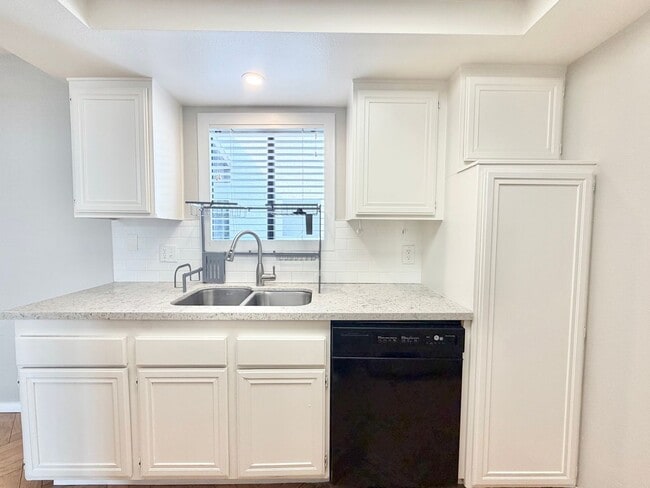 Building Photo - AVAILABLE NOW!! 3 Bedroom 2 Bathroom Condo in Palm Springs!