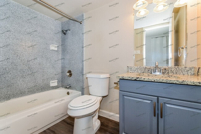 Building Photo - 5805 Ridgecove Dr
