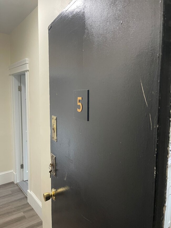 Building Photo - PACKARDS CORNER Sunny Studio EVERYTHING INCLUDED, TOP FLOOR now or MAY