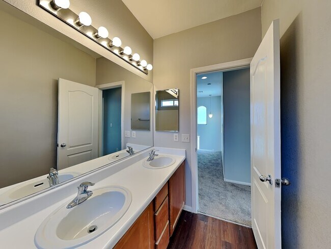 Building Photo - 720 Easter Lily Pl