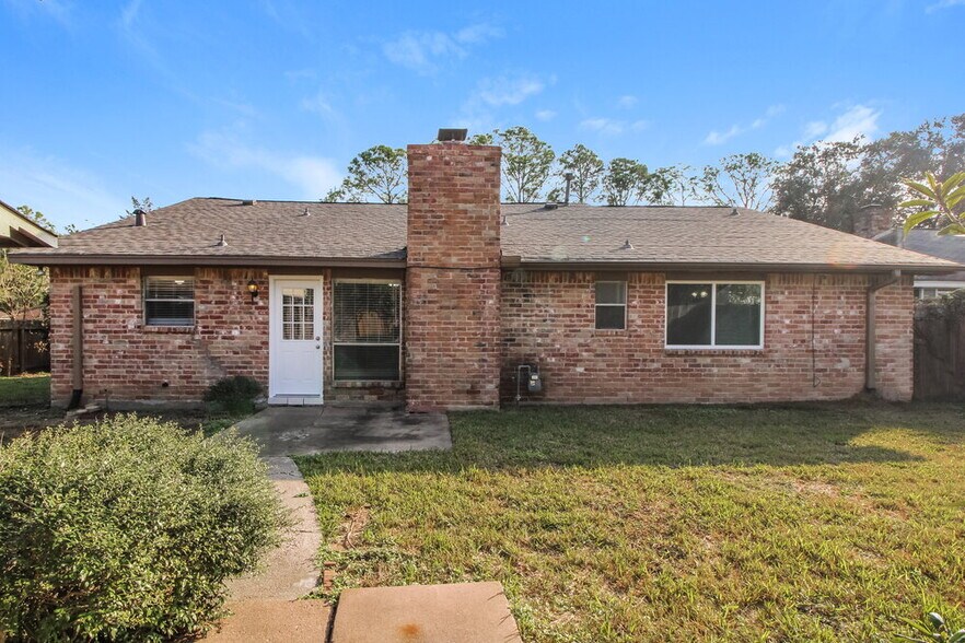 Building Photo - 15102 4 Winds Dr