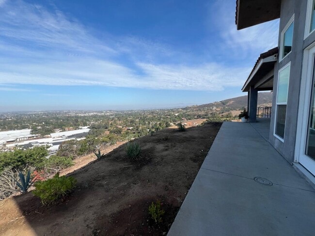 Building Photo - 2378 Edgehill Rd