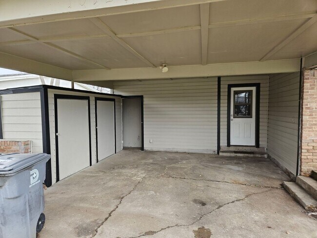 Building Photo - Spacious 4 Bed 2 Bath Home with Stainless Steel Appliacnes