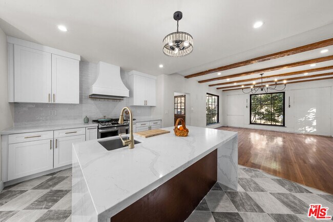 Building Photo - 2615 Canyon Dr