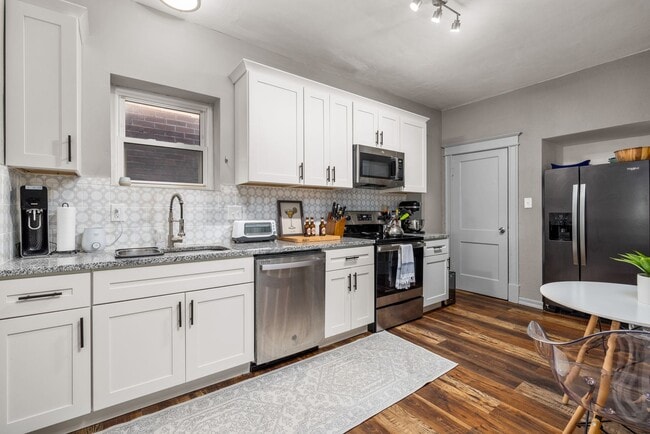 Building Photo - Beautiful home with fenced in yard and covered rear deck in Southwest Garden