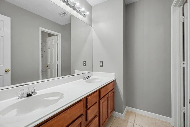 Building Photo - 526 Oak Briar Dr