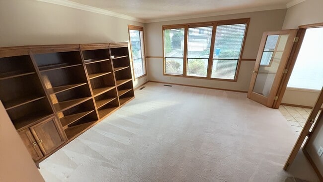 Building Photo - 4bd/3ba HUGE Home w/Hardwood Floors, Russian Fireplace, 2-Car Garage & Fenced Back Yard!