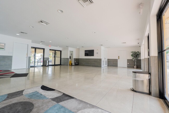 Building Photo - 4156 Inverrary Dr