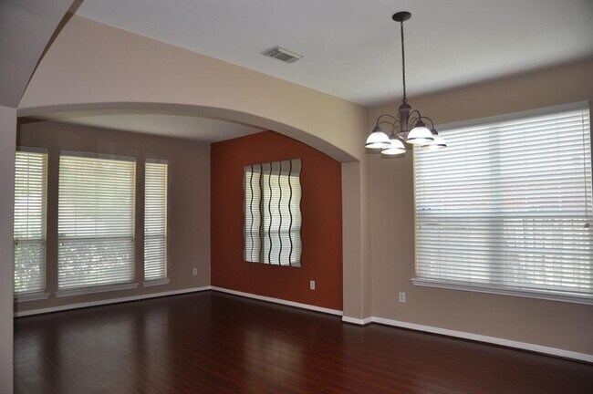 Building Photo - 2222 Drake Falls Dr