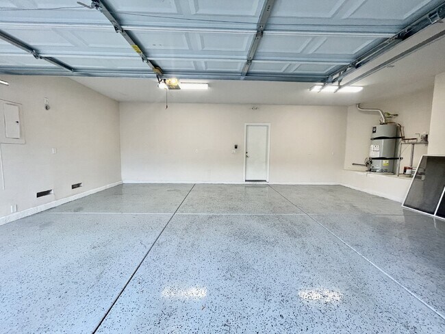 Building Photo - Stunning 3 bedroom 3 bath with dual primar...