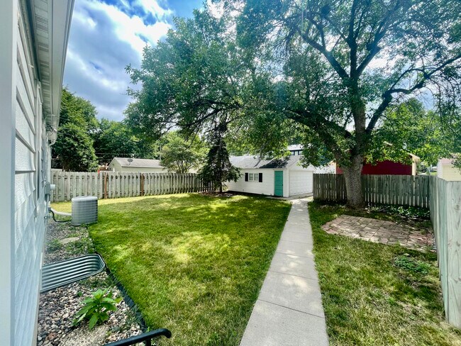 Building Photo - 3224 Dakota Ave S