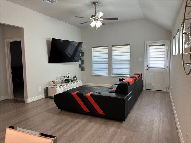 Building Photo - 15515 Sailpoint Ln