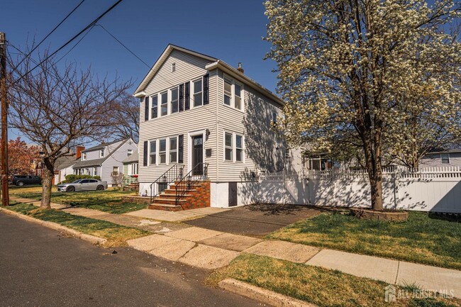 Building Photo - 536 Spruce Ave