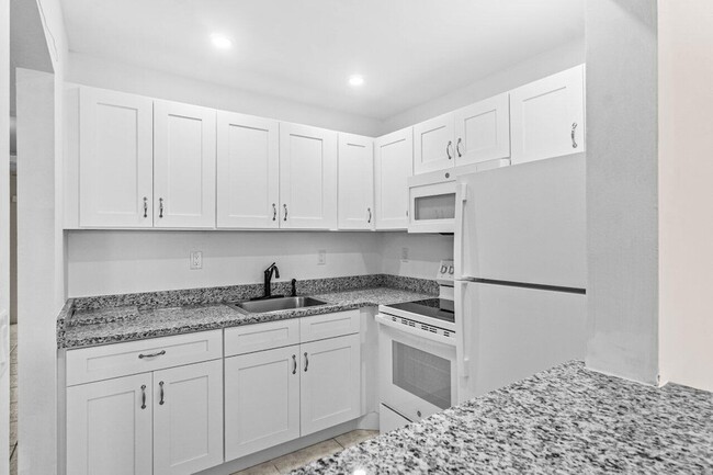 Building Photo - 52 Kingswood E