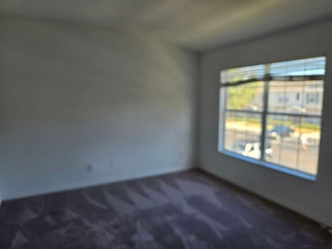 Building Photo - 2 bedroom 2.5 bath townhome