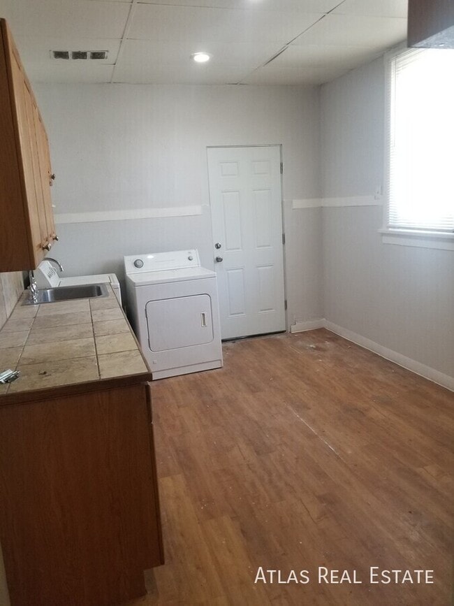 Building Photo - 861 Egbert St