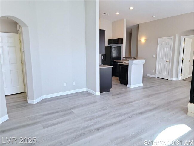 Building Photo - FANTASTIC TOWNHOME - POPULAR FLOORPLAN!! M...
